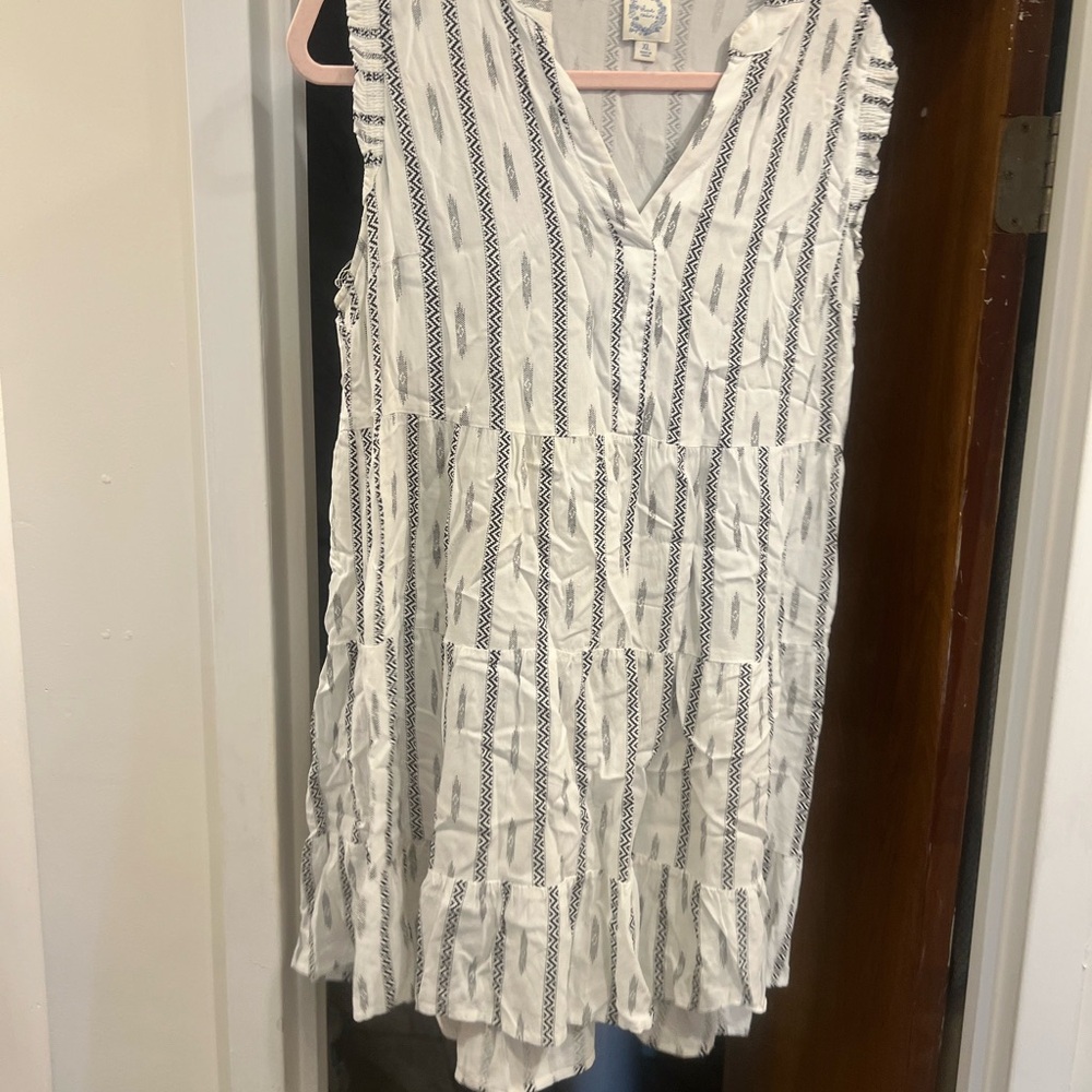 Francesca's Collections Black and White Sleeveless Blouse